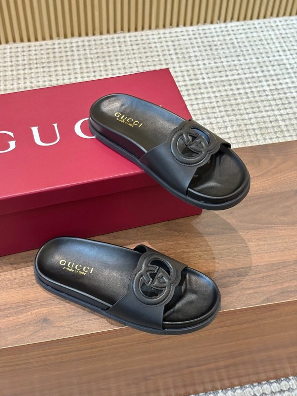 2025 Women Gucci Black Leather Slippers Interlocking G LY00230