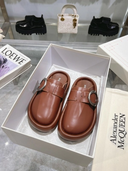 2025 Unisex Alexander McQueen Brown Leather Boken Toe Mule Flexion KFY00300