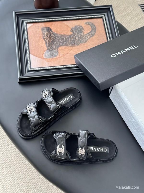 2025 Women Chanel Black Patent Leather Slippers LY00310