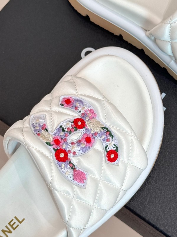 2025 Slippers Chanel White Leather Women Slippers KFY00260