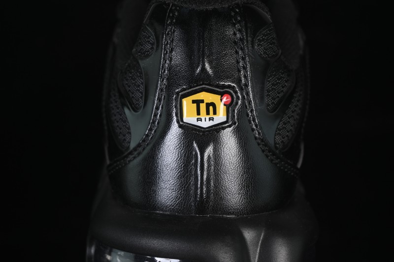 Nike Air Max Plus Retro Running Shoes with Air Cushion Technology - 604133-050