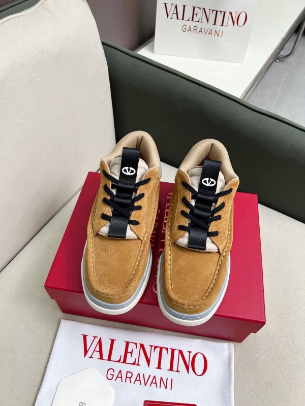 VALENTINO RUNBOOT Mid-Top Sneakers with Urban Casual Design - AS00380