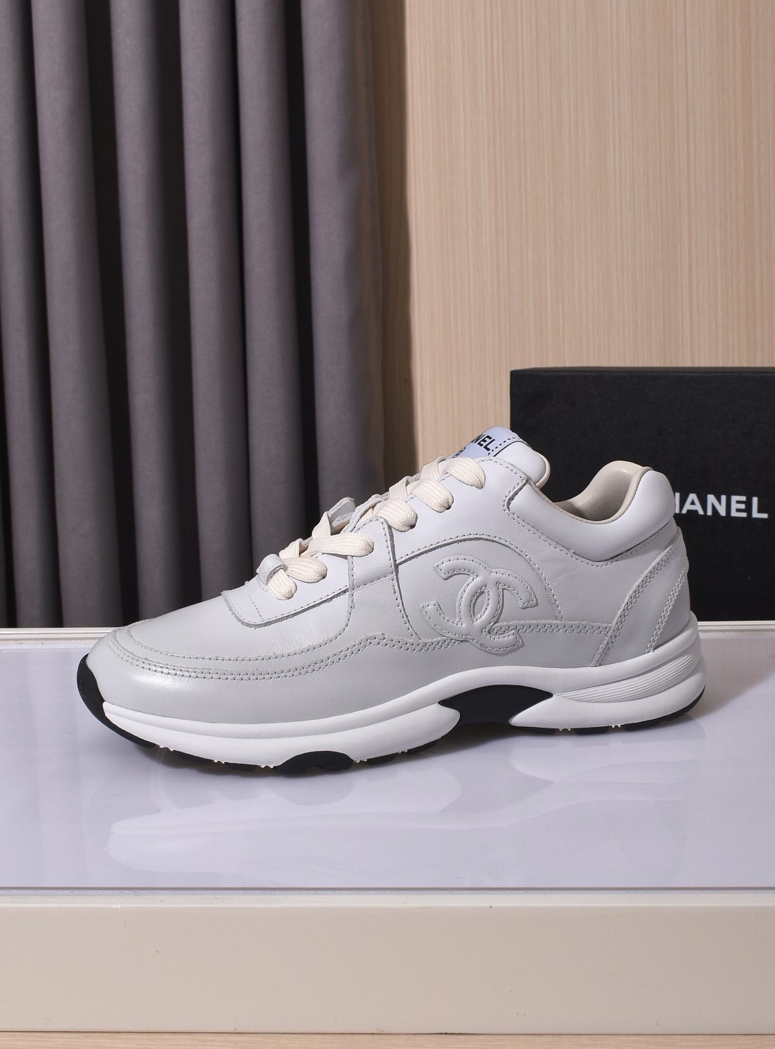 Chanel Loafers Classic Style with Gradient Logo and Platform Sole - KFY00350