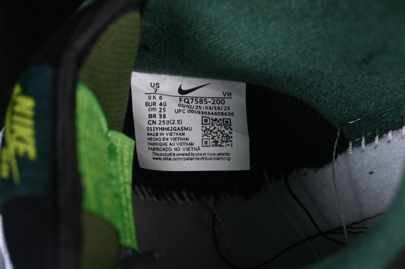 Nike SB Dunk Low Skateboarding Shoes with Cushioned Collar and Premium Leather - FQ7585-200
