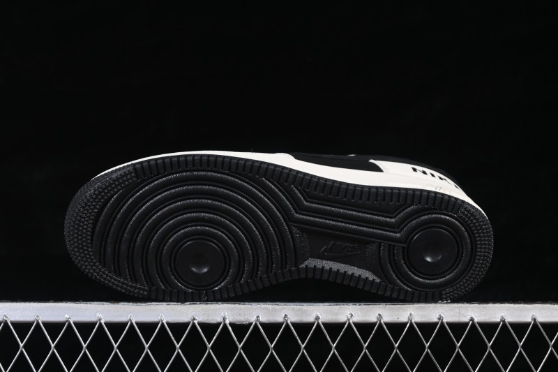 Nike Air Force 1 '07 Low Basketball Shoes with Black and White Contrast Design - BK1916-005